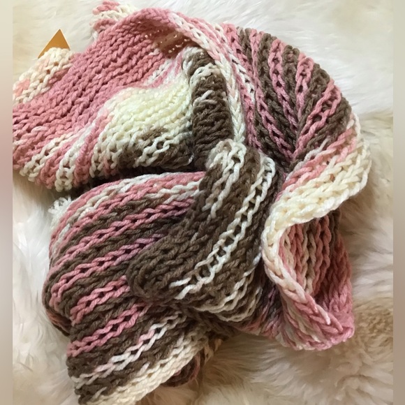 NWT unisex hand knit thin acrylic Neapolitan scarf - Picture 3 of 3